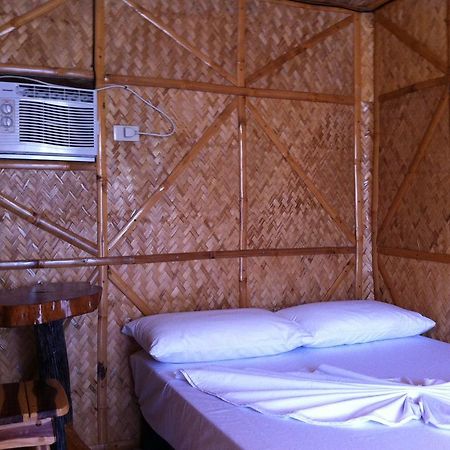 Bamboo House Beach Lodge & Restaurant Puerto Galera Exterior photo